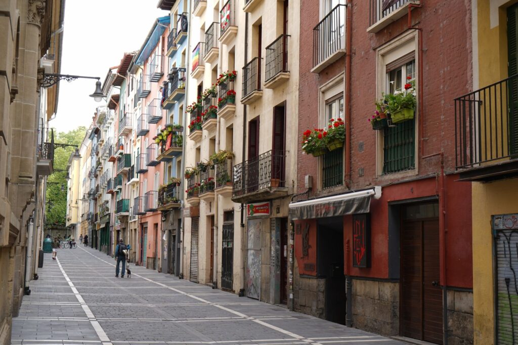Narrow historic alley in Pamplona, near Calle Mercaderes in the Casco Antiguo