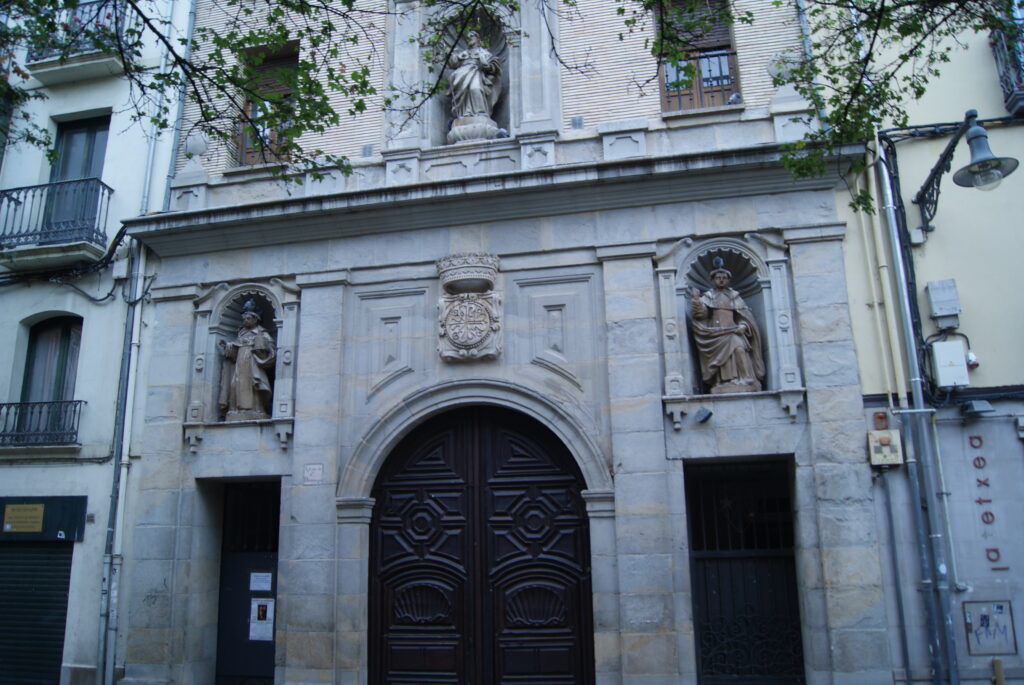 Calle del Mercado in Pamplona, the street where Casa Marceliano once stood