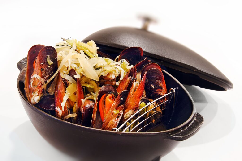 Steamed mussels in a pot, the specialty at Pamplona mussel bars like La Mejillonera