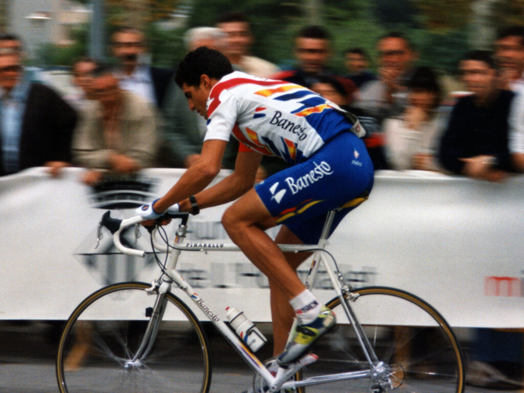 Miguel Induráin racing at a 1996 criterium, Navarra's five-time Tour de France champion