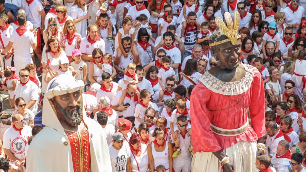 Fiesta crowd in red and white waiting for the Gigantes farewell, Pamplona San Fermín