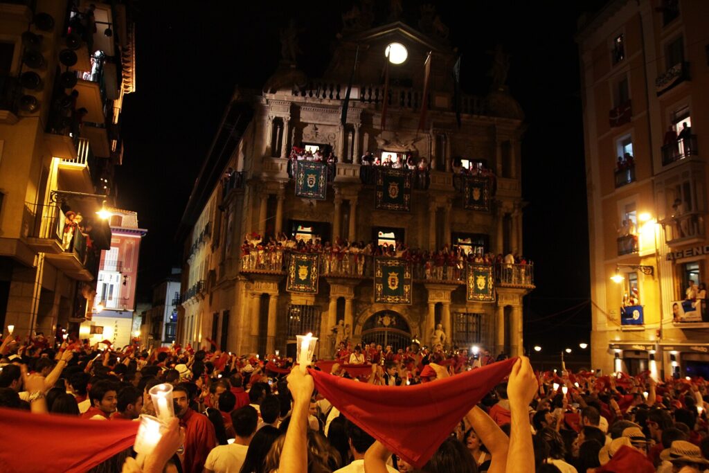 Crowd with raised pañuelos and candles at the Pobre de Mí closing ceremony of San Fermín, Pamplona